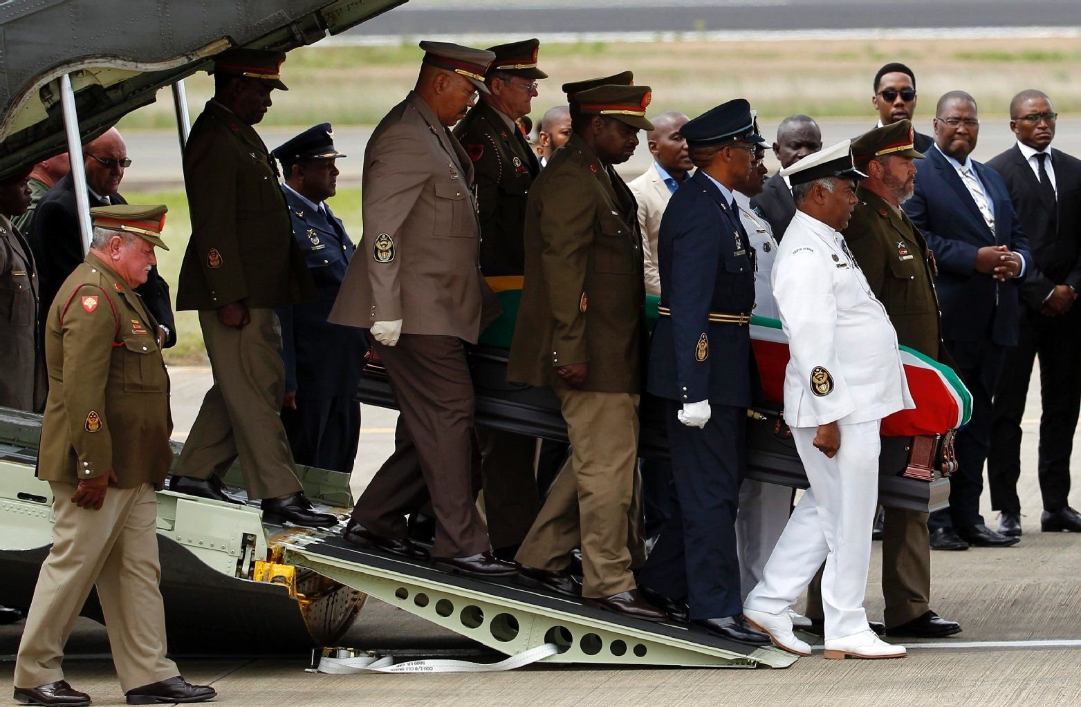 Der Sarg von Nelson Mandela am Flughafen von Mthata .