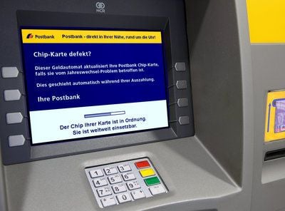 Das Handout der Postbank zeigt einen Geldautomaten mit einem Display, auf dem auf die Reparatur einer fehlerhaften Chip-Karte hingewiesen wird. (FOTO: DPA)