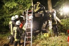 Feuerwehrmänner versuchen am Samstagmorgen (29.07.2006) bei Konstanz am Bodensee drei Jugendliche aus einem verunglückten Fahrzeug zu retten. (Foto: dpa)