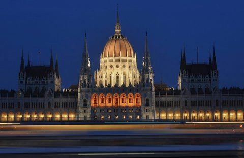 Blick auf das Parlamentsgebäude in Ungarns Hauptstadt Budapest bei Nacht (ARCHIVFOTO: DPA)