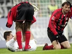 Mönchengladbachs Vaclav Sverkos liegt im Strafraum. Leverkusens Juan redet auf ihn ein, während sich Jens Nowotny an den Kopf fasst. Der anschließende Elfmeter führte zu Sverkos Treffer zum 1:1-Endstand. (Foto: dpa)