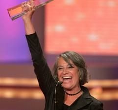Monica Bleibtreu hält am Samstag (15.10.2005) bei der Verleihung des Deutschen Fernsehpreises im Coloneum in Köln den Preis für die «Beste Schauspielerin Fernsehfilm» in der Hand. (Foto: dpa)