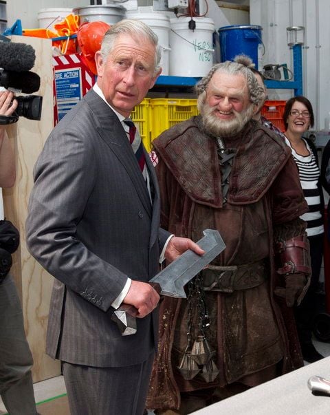 Prinz Charles steht bei einem Besuch eines Filmstudios im Wellingtoner Stadtteil Miramar neben Mark Hadlow (r.), der im Kinofilm «Der Hobbit» den Zwerg Dori spielt. (FOTO: DPA)