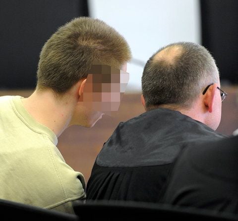 Der Angeklagte Rene Detlef-Günter S. (l) sitzt in Potsdam vor der Urteilsverkündung neben seinem Rechtsanwalt Jürgen Schindler-Clausner. (FOTO: DPA)