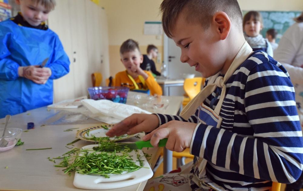 Die Kinder schnippeln Salate und verkosten sie am Ende.
