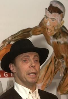 Auf einer Pressekonferenz am 29.11.2002 in München wirbt der Heidelberger Anatom Gunther von Hagens vor einem Plakat für seine Ausstellung "Körperwelten", die von 22.02 bis 15.06 2003 in München Station machen soll (Archivbild). Hagens will juristisch gegen das Münchner Verbot seiner umstrittenen Leichenausstellung «Körperwelten» vorgehen. Das kündigte eine Sprecherin des Instituts für Plastination am Mittwoch (12.02.2003) in Heidelberg an. Von Hagens beruft sich auf die Einschätzung eines Staatsrechtsprofessors, wonach ein Verbot der Ausstellung verfassungswidrig sei. Die Stadt München hatte die geplante Ausstellung am Dienstagabend verboten, nachdem sich der Stadtrat Ende Januar mit breiter Mehrheit hinter die Verbotspläne gestellt hatte. Das Kreisverwaltungsreferat begründet das Verbot vor allem mit dem Bestattungsrecht und sprach zudem von einem Verstoß gegen die Menschenwürde. (Foto: dpa)