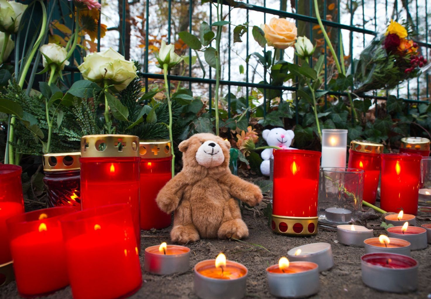 Blumen, Plüschtiere und Kerzen stehen am Tatort eines Tötungsverbrechens an einem 14-jährigen Mädchen in Eichwalde (Brandenburg) bei Berlin.