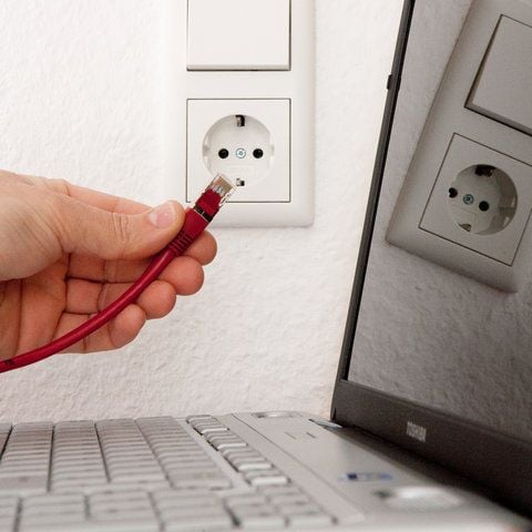 Wo das WLAN nicht durch die Wände kommt, kann Powerline helfen. Die Adapter werden wie eine Netzgerät in die Steckdose gesteckt. (FOTO: REMMERS/DPA)