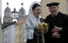 Peter Luther, Nachfahre des Reformators Martin Luther (1483-1546) aus der Linie des Bruders des Kirchenmannes, und Wiebke Bang präsentieren sich am Dienstag (15.05.07) in Wittenberg anlässlich des Volksfestes «Luthers Hochzeit» als Darsteller des Brautpaares Martin Luther und seiner Frau Katharina von Bora (1499-1552). (Foto: ddp)