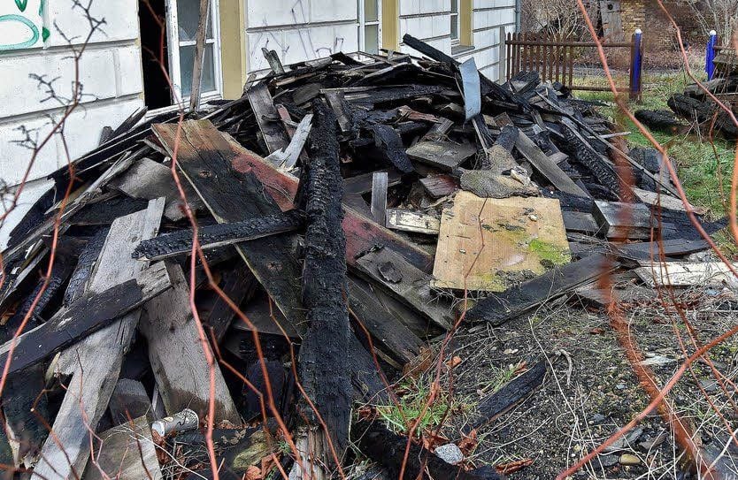 Das sind die Überreste vom verbrannten Mittelbau des Bahnhofsgebäudes.