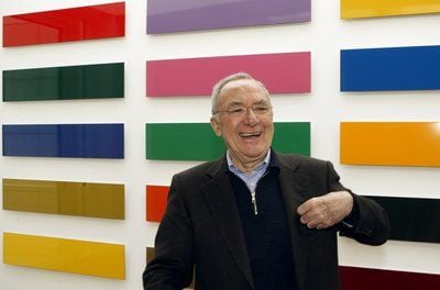 Gerhard Richter in Wien vor seinem Werk «18 Farben». In London wurde nun sein Gemälde «1025 Farben» für 1,625 Millionen Euro versteigert. (FOTO: DPA)