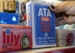Zu einer Original-Packung Scheuersand der DDR-Marke «ATA» greift am Mittwoch (05.03.2003) eine Frau in einem Spezialgeschäft für Produkte der ehemaligen DDR im Karl-Liebknecht-Haus in Berlin-Mitte. Das Interesse am Alltagsleben in der ehemaligen DDR führt zur Zeit zu einer regelrechten «Ostalgie-Welle». (Foto: dpa)