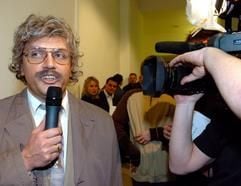 Comedian Hape Kerkeling ist als Reporter verkleidet mit seinem Kamerateam bei der Landtagswahl im Landeshaus Kiel unterwegs (Archivfoto vom 20.02.2005). Mit seiner Perücke und falschen Zähnen interviewte Kerkeling Vertreter von Parteien und Besucher. Der 40-Jährige führt ab dem 23. April (21.15 Uhr auf RTL) drei Mal durch sein neues Samstagabendformat «Hape trifft». Dabei schlüpft er in drei verschiedene Rollen und behelligt prominente Mitbürger. Kerkeling tritt als Journalist Horst Schlämmer, als Schwabe Sigi Schwäbli und als Paartherapeutin Efje van Damme auf. (Foto: dpa)