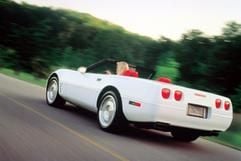 Moderner Nachfolger der Sportwagenlegende -Corvette-Modelle der vierten und fünften Generation, hier ein Cabriovon 1994, zählen für viele nicht mehr zu den klassischen Corvettes. (Foto: dpa)