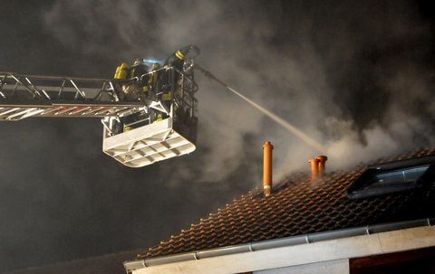 Der Einsatz dauert nach ersten Angaben bis in die Morgenstunden an. Verletzt wurde niemand. (FOTO: J. MÖBIUS)