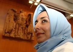 Das Archivbild vom 3.6.2003 zeigt die muslimische Lehrerin Fereshta Ludin zu Beginn der mündlichen Verhandlung im „Kopftuch-Streit“ im Bundesverfassungsgericht in Karlsruhe. (Foto: dpa)