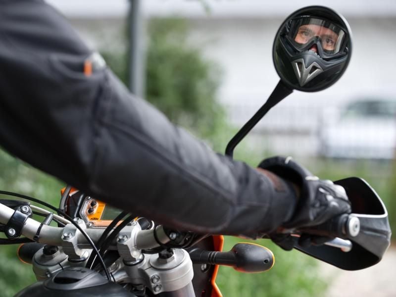 Zu einer besseren Rückschau auf dem Motorrad können auch neue, längere Rückspiegel beitragen. Foto: Andrea Warnecke/dpa-tmn
