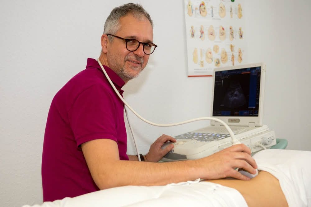 Allgemeinmediziner Stephan Roth aus Löbejün, hier bei einer Ultraschalldiagnostik, praktiziert jetzt stundenweise auch in Ostrau.