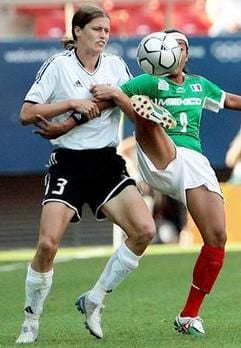Kerstin Garefrekes (l) setzt Maribel Dominguez unter Druck. (Foto: dpa)