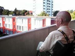 Blick in die Vergangenheit - Trauer ist wichtig, um den Verlust von Angehörigen oder Freunden verarbeiten zu können. Wer sich jedoch im Gram verliert, riskiert Erkrankungen an Körper und Seele. (Foto: dpa)