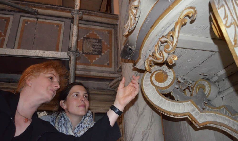 Bevor die Arbeit beginnen kann, begutachten die Restauratorinnen Andrea Himpel und Linda Haselbach (v. l.) noch einmal die Schäden.