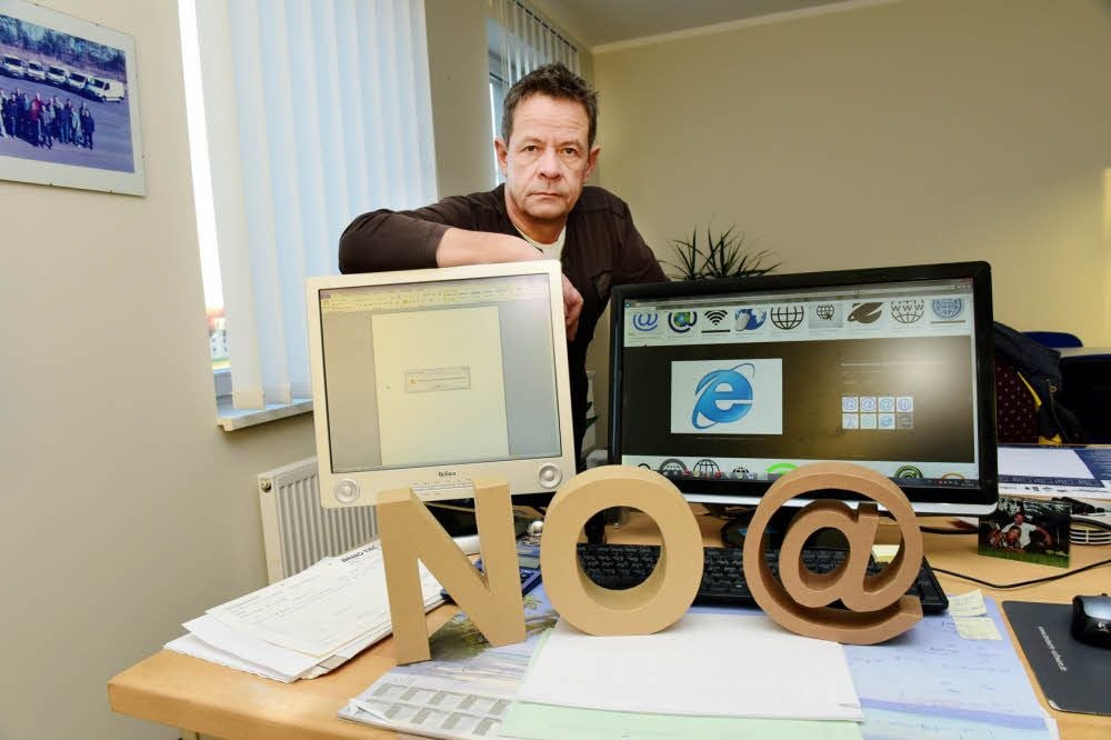 Bemotec-Chef Jens Lathan steht in seinem Büro. Auf einem der Bildschirme: eine Fehlermeldung.