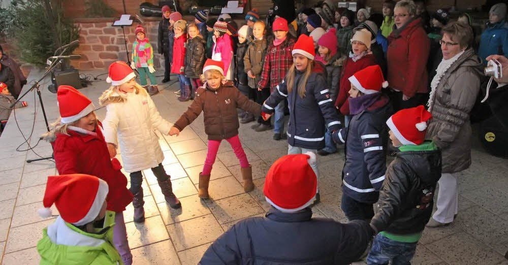 Schulkinder erfreuten mit ihrem Programm die vielen Gäste auf dem Festplatz.