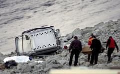 Rettungskräfte stehen an der abgestürzten Gondel der Seilbahn unterhalb der 3 309 Meter hohen Schwarze Schneid am Tiefenbachferner oberhalb von Sölden in Tirol. (Foto: dpa)