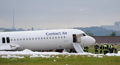 Rettungskräfte stehen am Flughafen in Stuttgart bei einem notgelandeten Flugzeug. An Bord war auch SPD-Chef Franz Müntefering. (FOTO: DPA)