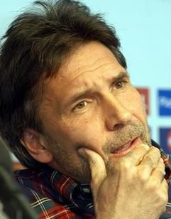 Der neue Trainer von Bayer 04 Leverkusen, Thomas Hörster, feiert seine Bundesliga Premiere bei Hannover 96. (Foto: dpa)