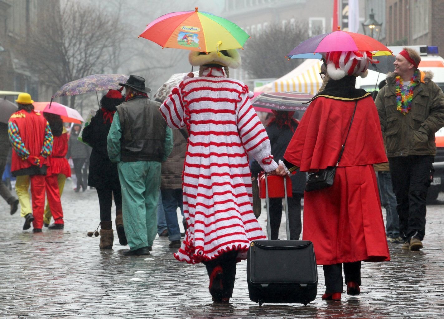 Karnevalisten in der Düsseldorfer Altstadt. In diesem Jahr wurde der Rosenmontagszug wegen einer Sturmwarnung abgesagt.