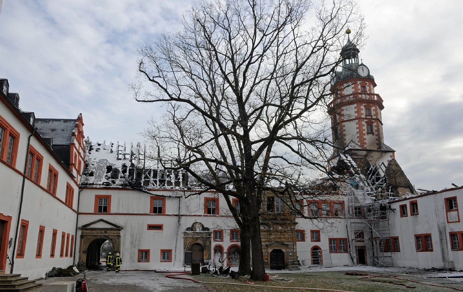 Am Tag nach dem Brand im thüringischen Ohrdruf ist das Ausmaß des Schadens am Schloss deutlich sichtbar. Die Staatsanwaltschaft schließt als Brandursache Brandstiftung nicht aus.