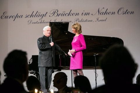 Daniel Barenboim (l.) und die Journalistin Marietta Slomka auf der Gala "Europa schlägt Brücken im Nahen Osten". (FOTO: DPA)