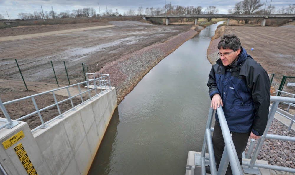 Flussbereichsleiter Frank Beisitzer sieht keine Probleme mit der derzeitigen Regelung für die Bitterfelder Hochwasserschutzanlage.