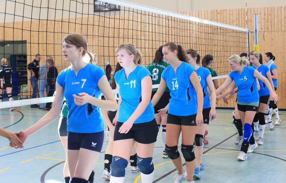 Das Zeitzer Team klatscht nach dem Triumph mit den Hallenser Gegnern ab.