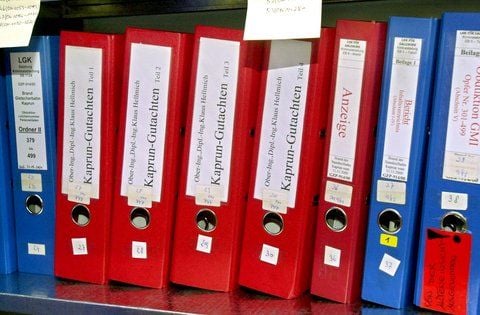 Aktenordner an Aktenordner mit Gutachten stehen vor Prozessbeginn um die Brandkatastrophe in Kaprun in einem Stahlschrank, der in der Nähe des Richtertisches im Landgericht Salzburg steht. (FOTO: ARCHIV/DPA)