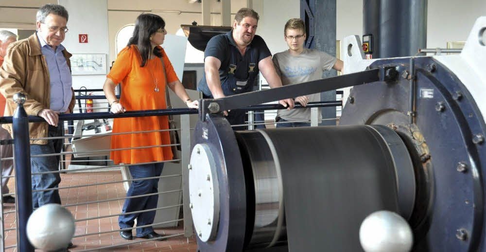 Hagen Kolberg (2. von rechts) erläuterte Christian Kremtz (von links), Harriet Berens und Nils Berens die Wasserkraftanlage.