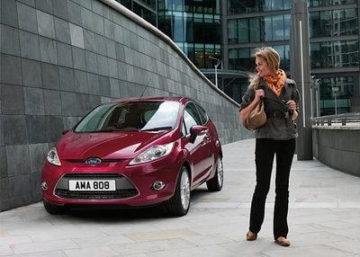 Violett neu interpretiert: Die Lackfarbe Hot Magenta auf dem Ford Fiesta. (FOTO: FORD/DPA)