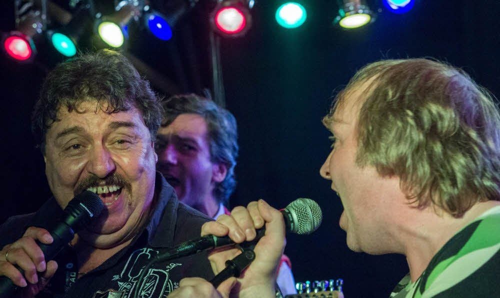 Achim Mentzel bei einem der Rocksongs mit den Chris Richie Brothers bei einem Auftritt 2014 in Adendorf.