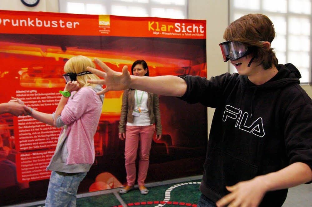 Domenik Wruck, Klasse 7b der Sekundarschule Droyßig, hat die Rauschbrille getestet.