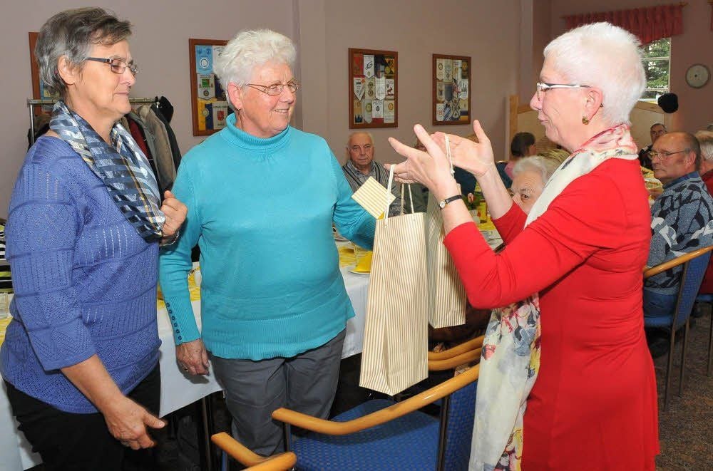 Edeltraud Elstner (re.), Sprecherin der Selbsthilfegruppe, bedankt sich bei Gerda Griebsch und Helga Rathgeber (v.li.) für die Unterstützung.