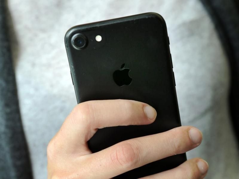 Die Leistungsdrosselung von iPhones kann nun durch den Nutzer selbstständig abgeschaltet werden. Foto: Fernando Gutierrez-Juarez/dpa-Zentralbild/dpa