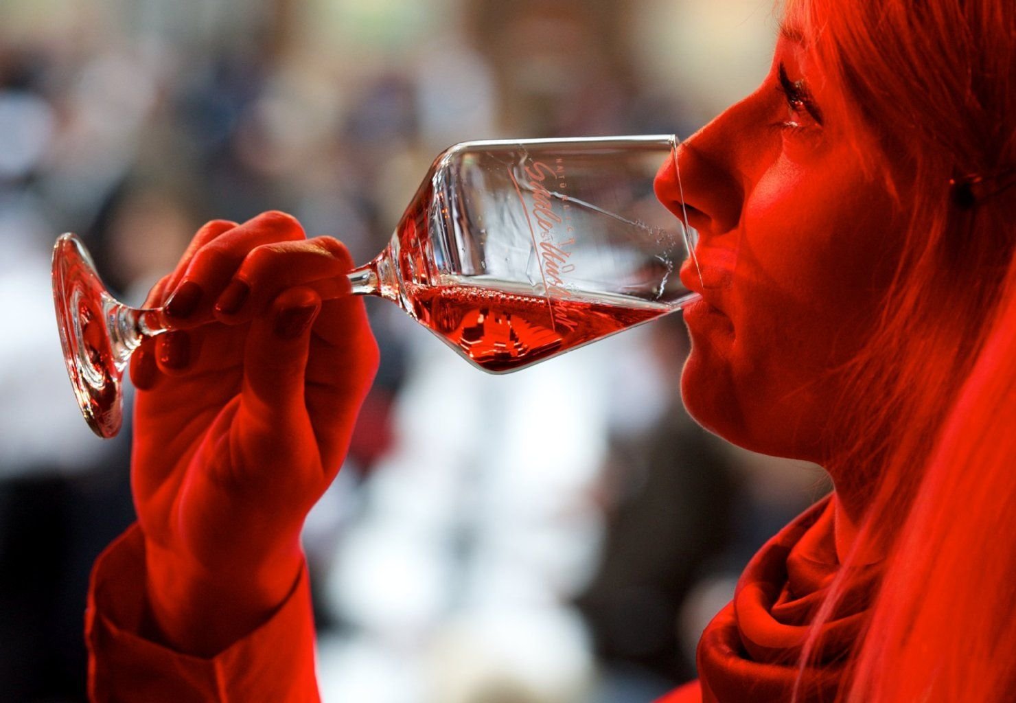 Eine Frau genießt ein Glas Rotwein.
