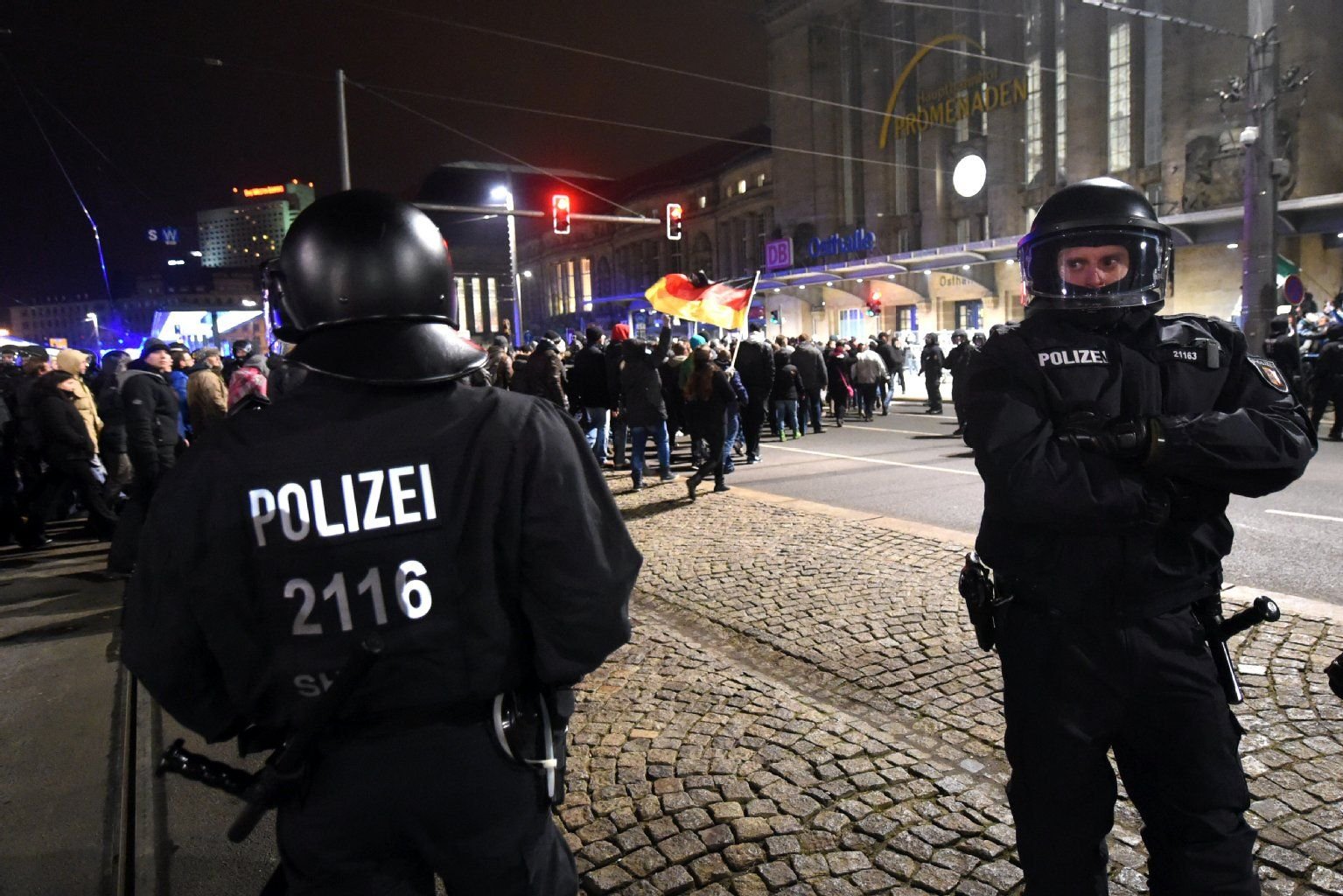 Teilnehmer der islamkritischen Bewegung «Leipzig gegen die Islamisierung des Abendlandes» (Legida) gehen in Leipzig nach einer Demonstration hinter Polizisten zum Hauptbahnhof.