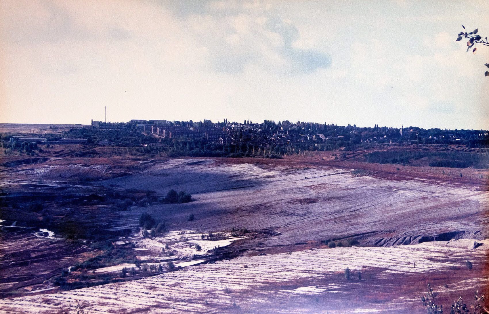 In den 1990er Jahren hatte Mücheln, hier von der heutigen Halbinsel aus fotografiert, vor seinen Toren praktisch ein „schwarzes Loch“.