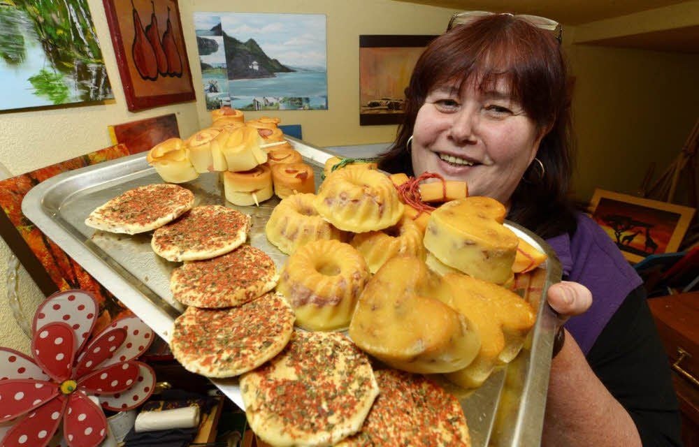 Angela Böhme präsentiert ihre Kreationen. Ob kleine Pizza oder Gugelhupf - sie hat sie erfunden.