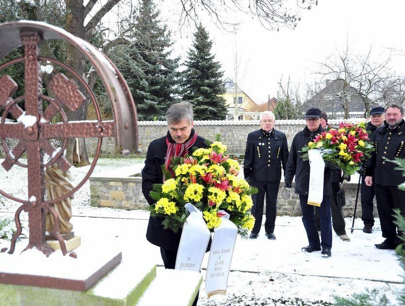 Vertreter des Bernburger Bergknappenvereines und der Esco GmbH & Co.KG legten gestern am Ilberstedter Ehrenmal Kränze nieder.