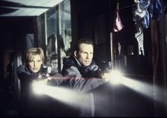 Die beiden FBI-Profiler (Kathryn Morris und Christian Slater) sind im neuen Kinofilm "Mindhunters" auf der Jagd nach einem Killer (undatiertes Foto). Während ihrer Ausbildung beim FBI sollen sieben Jungprofiler auf einern Insel im Atlantik den letzten Schliff erhalten. Doch aus der Übung wird plötzlich bitterer Ernst, denn ein Serienkiller geht um und legt perfide Spuren, um die Profiler herauszufordern. Regisseur Renny Harlin inszenierte den Thriller. Der Film kommt am 24.06.2004 in die Kinos. (Foto: dpa)