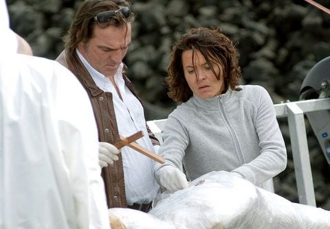 Lena Odenthal (Ulrike Folkerts) und Kopper (Andreas Hopper) untersuchen im «Tatort» eine Leiche (GRAFIK: DPA) (FOTO: DPA)