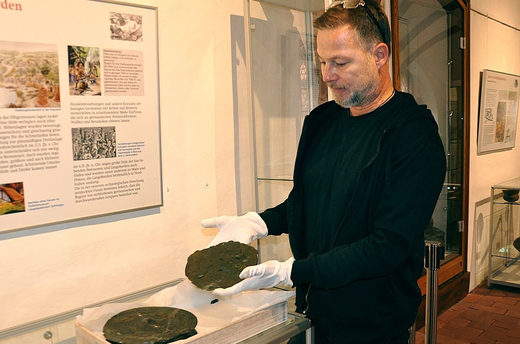 Drei Kilogramm wiegt die bronzene Gürteldose aus der Zeit um 1200 vor Christi, die Anfang des 20. Jahrhunderts auf dem Havelgrund bei Jederitz gefunden wurde. Metallrestaurator Joachim Jendersie hatte iim Herbst eine Voruntersuchung vorgenommen.